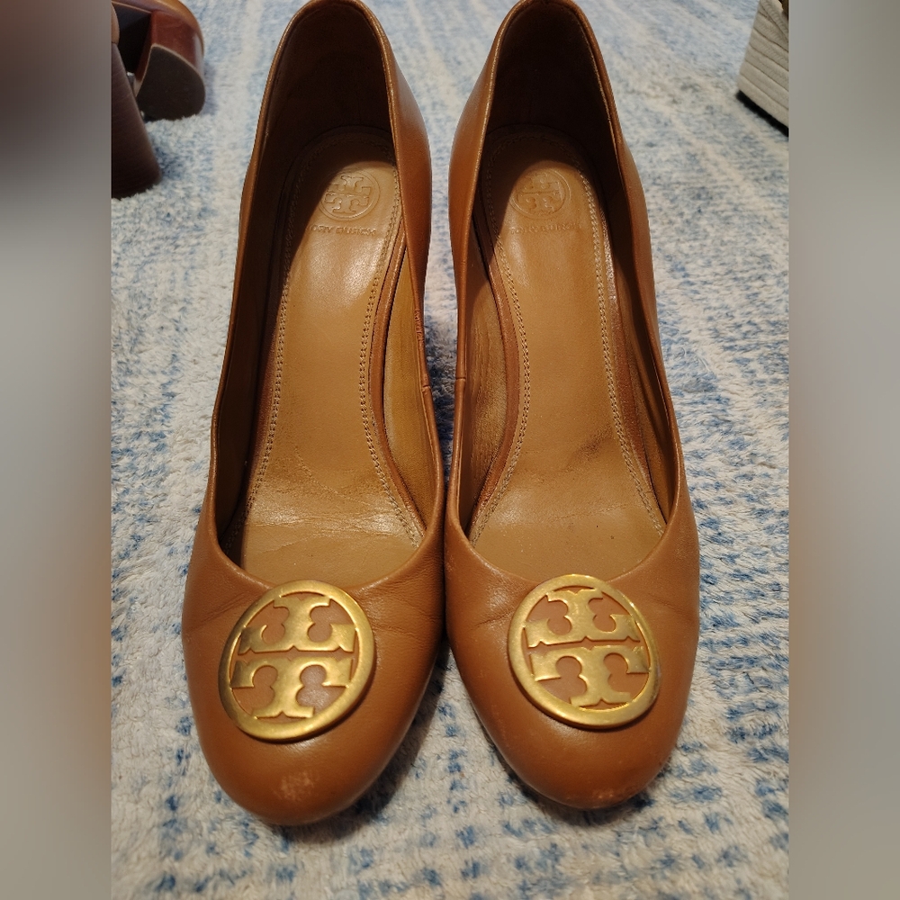 Tory Burch Tan Leather Pumps with Gold Logo